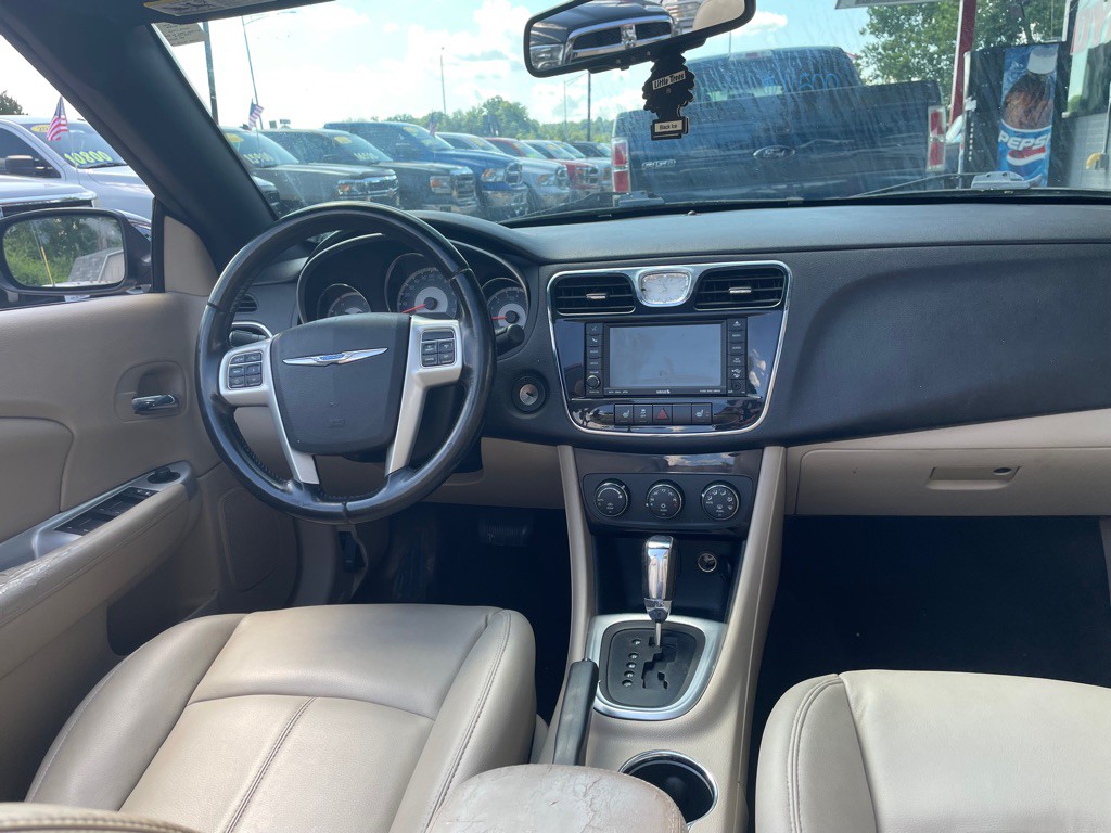 2011 Chrysler 200 Image 9