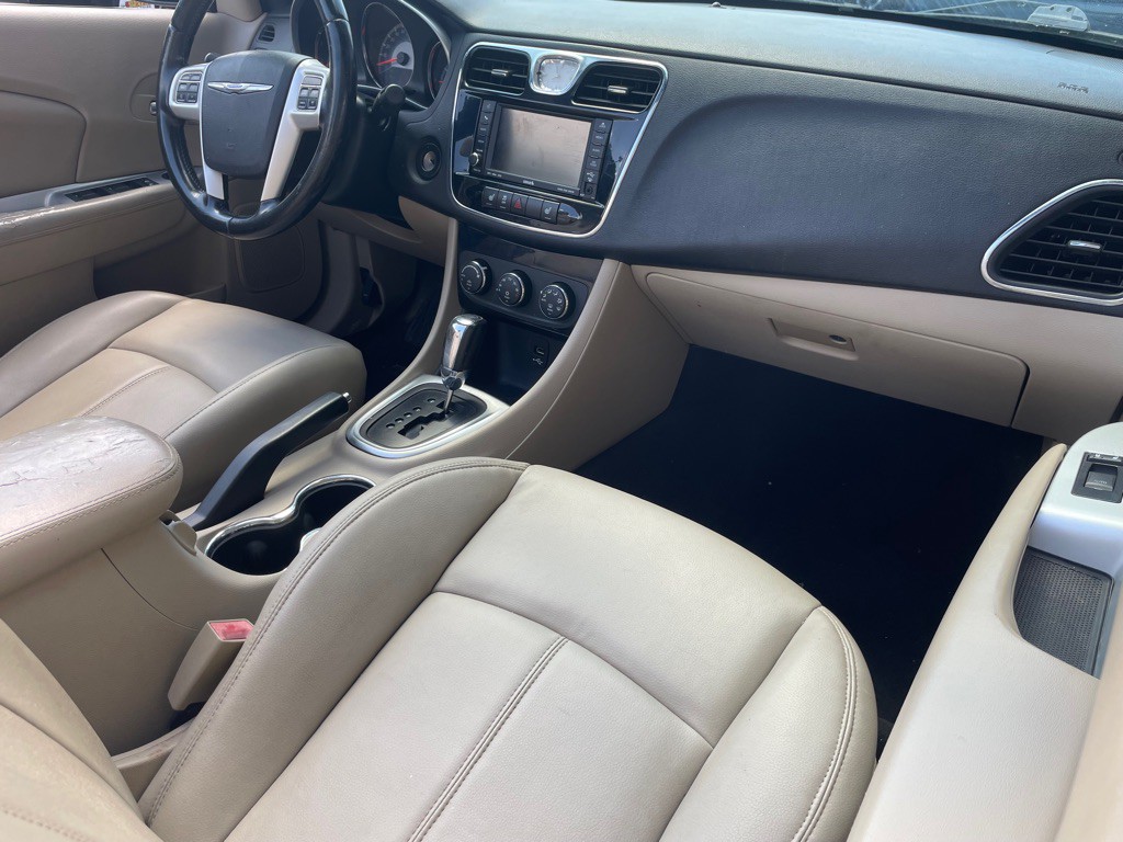 2011 Chrysler 200 Image 10