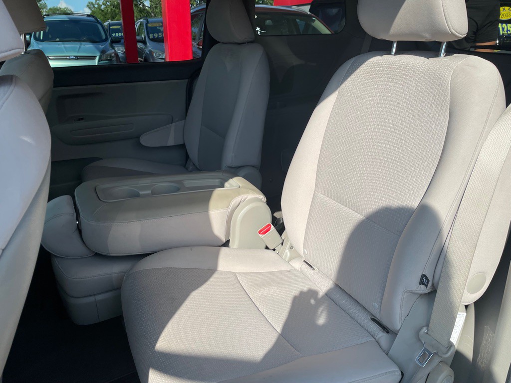 2016 Kia Sedona Image 12