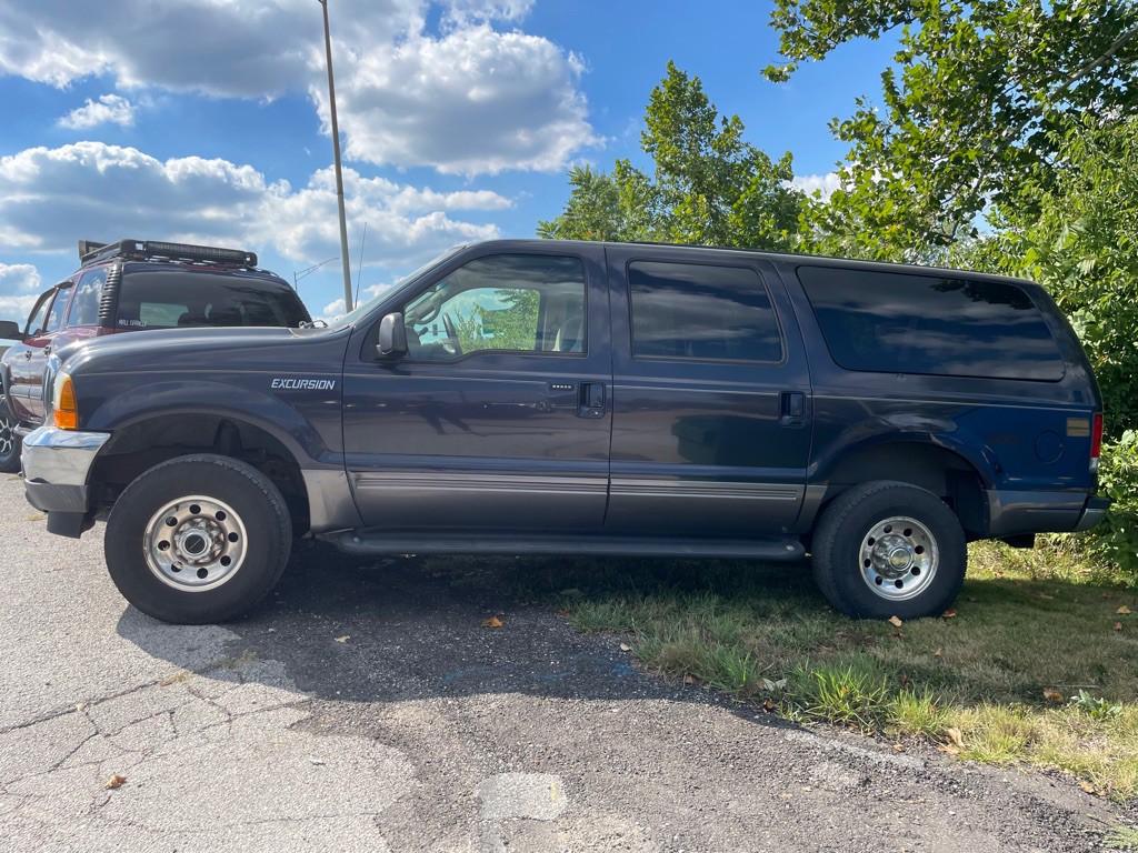 2001 Ford Excursion Image 1