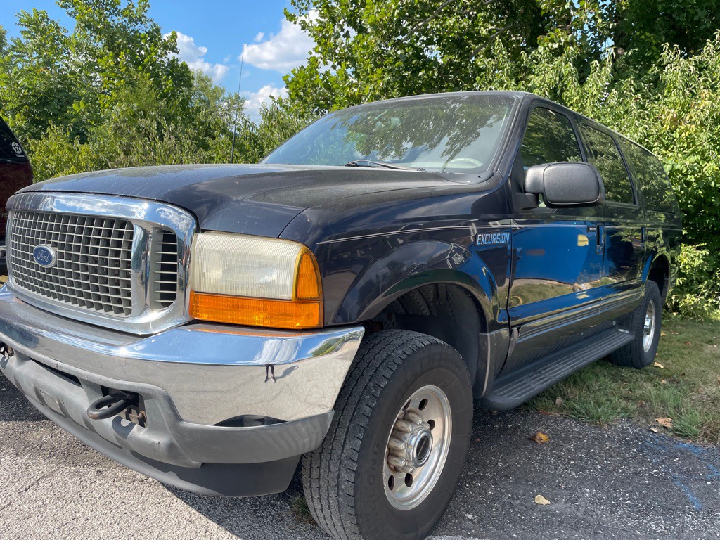 2001 Ford Excursion Image 2