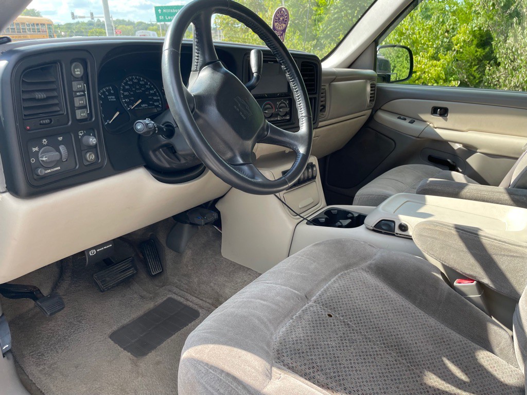 2002 Chevrolet Tahoe Image 9