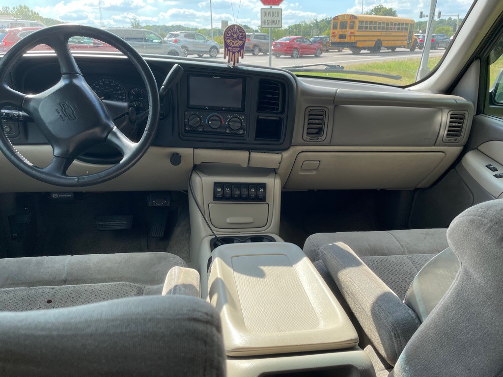 2002 Chevrolet Tahoe Image 10
