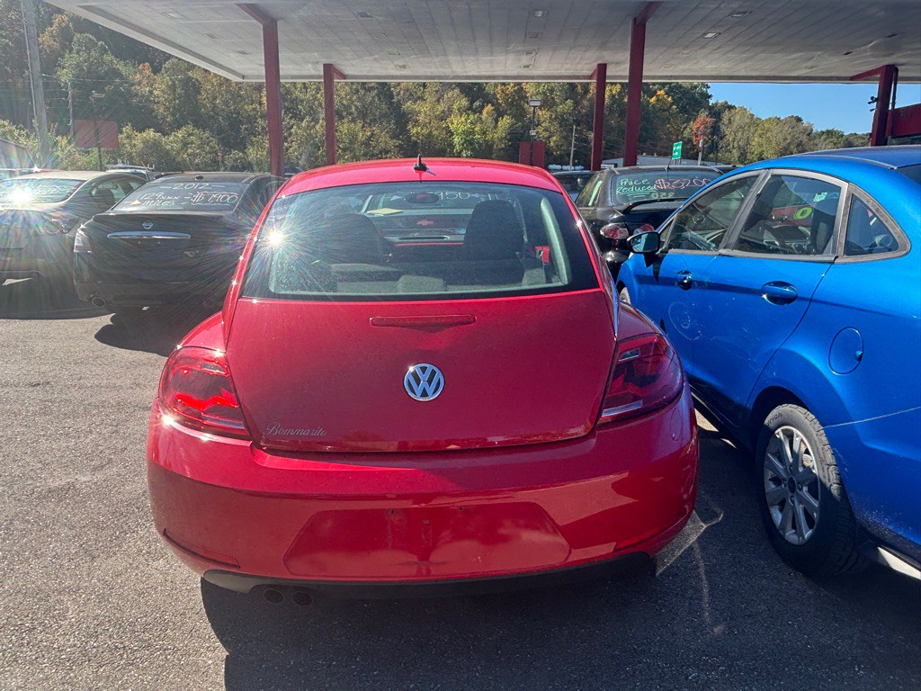 2012 Volkswagen Beetle Image 8