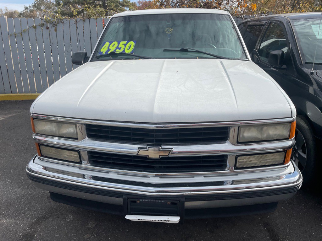 1999 Chevrolet Tahoe Image 2
