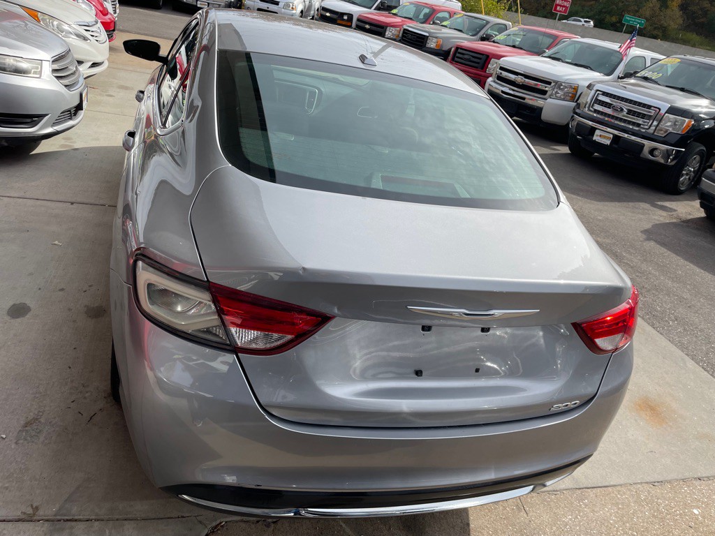 2015 Chrysler 200 Image 6