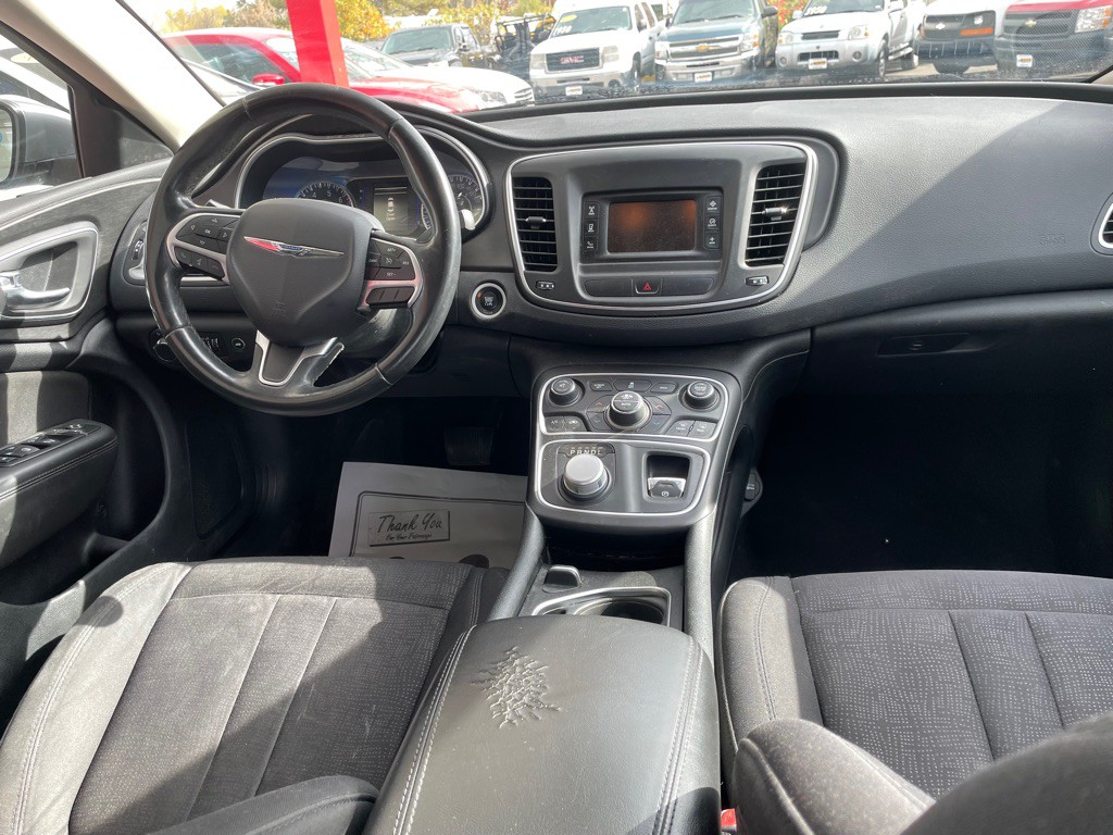 2015 Chrysler 200 Image 9