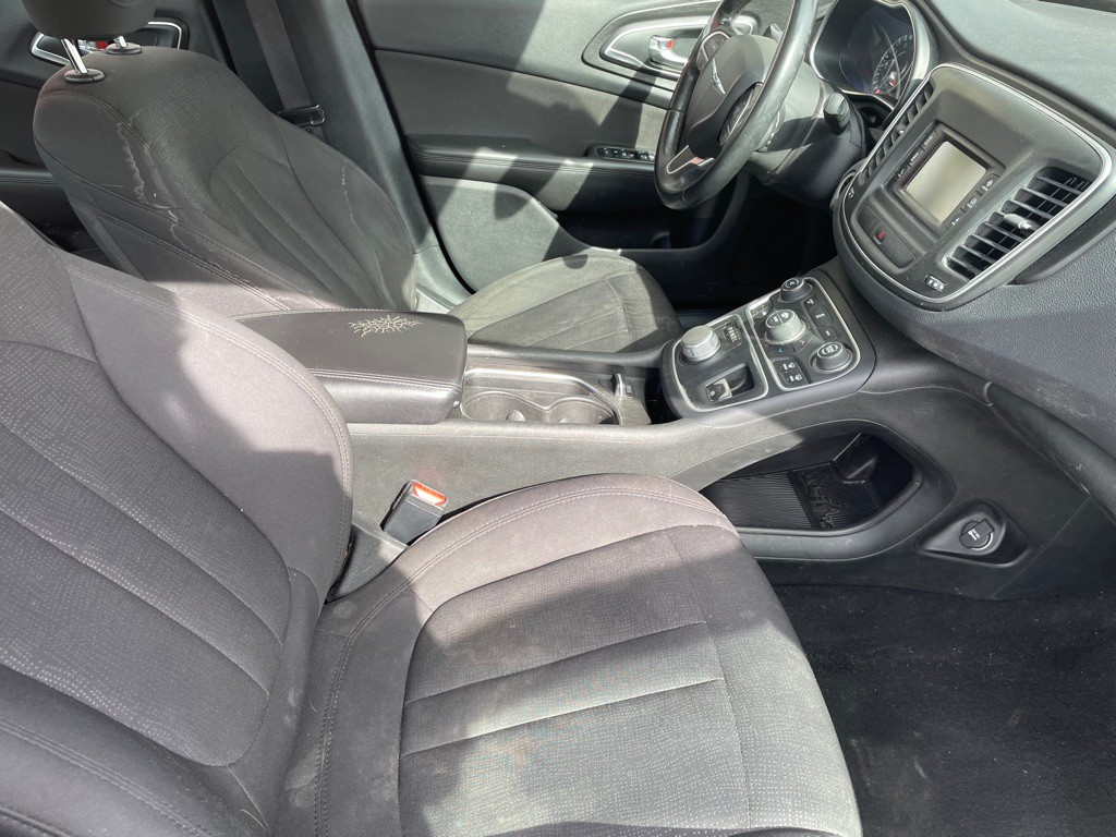 2015 Chrysler 200 Image 10