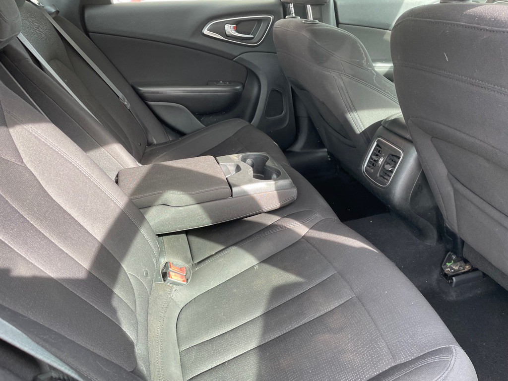 2015 Chrysler 200 Image 11