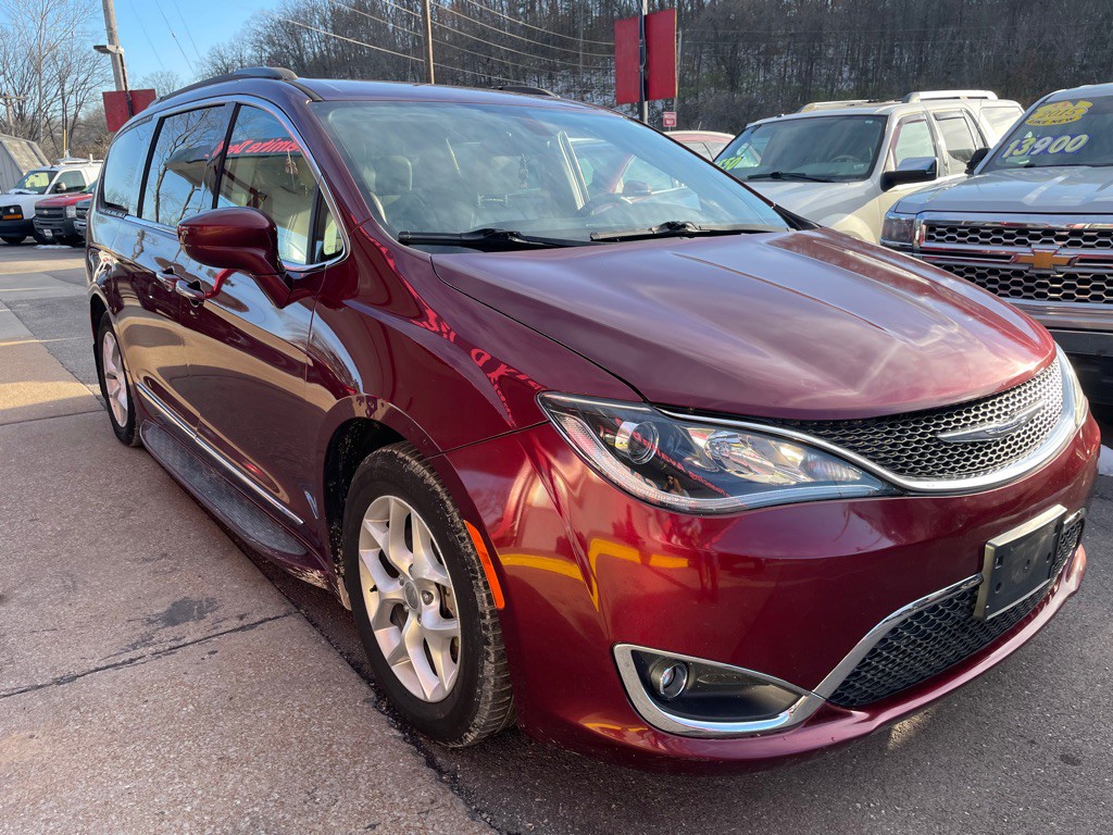 2017 Chrysler Pacifica Image 1