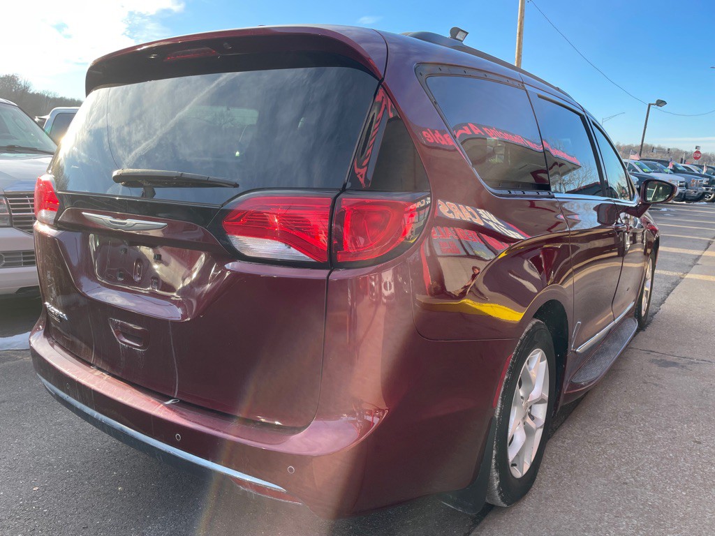 2017 Chrysler Pacifica Image 4