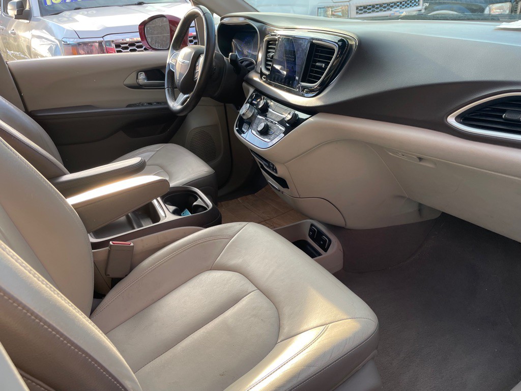 2017 Chrysler Pacifica Image 9