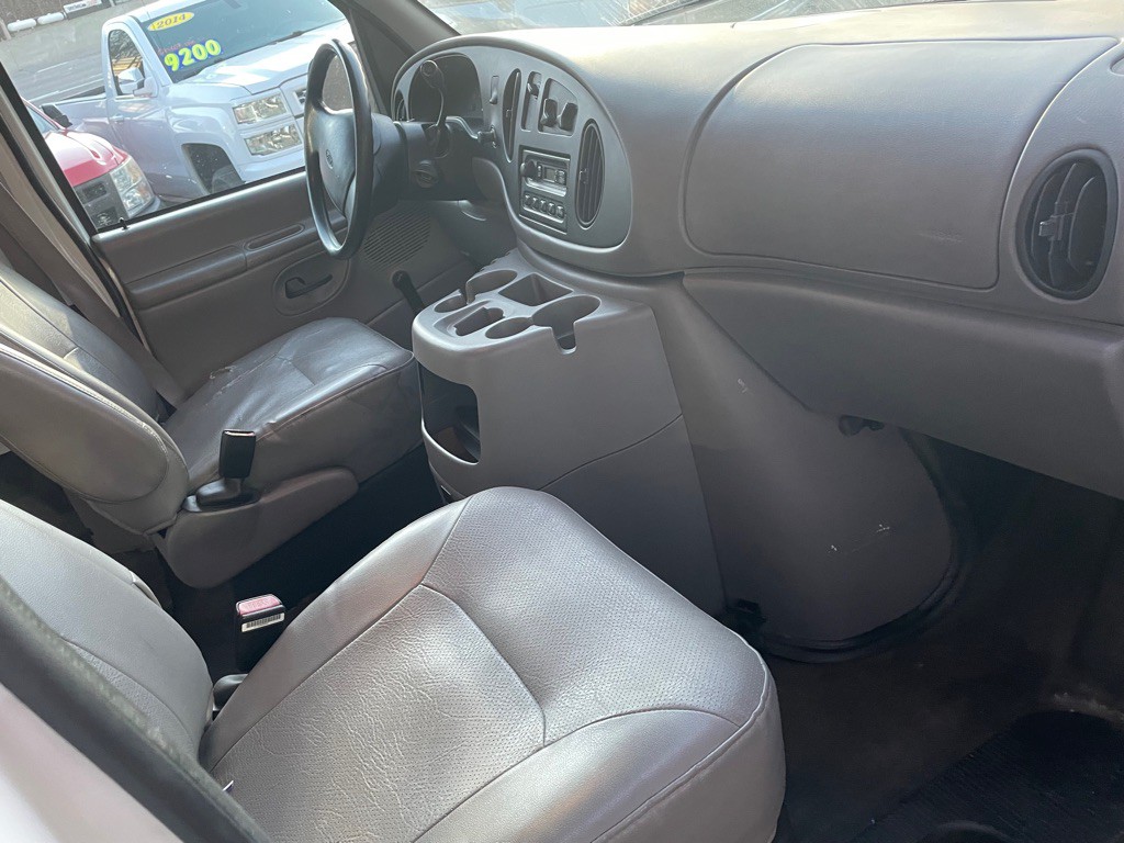 2001 Ford Econoline Image 10