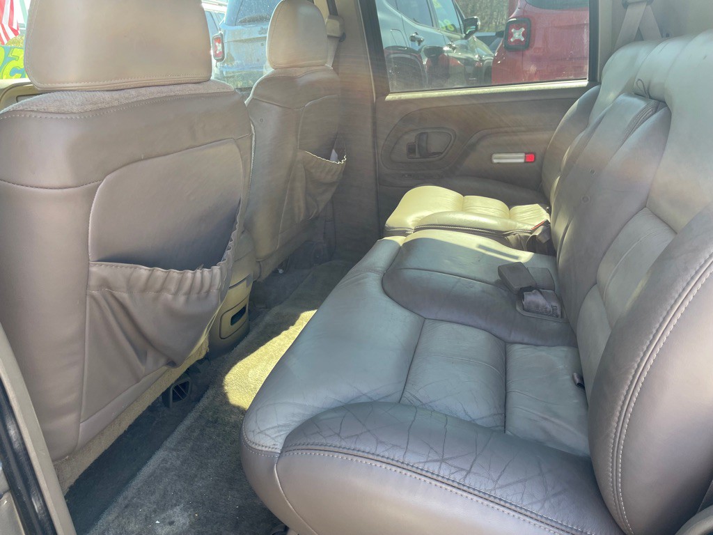 2000 Chevrolet Tahoe Image 11