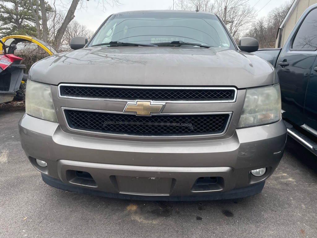 2011 Chevrolet Suburban Image 2