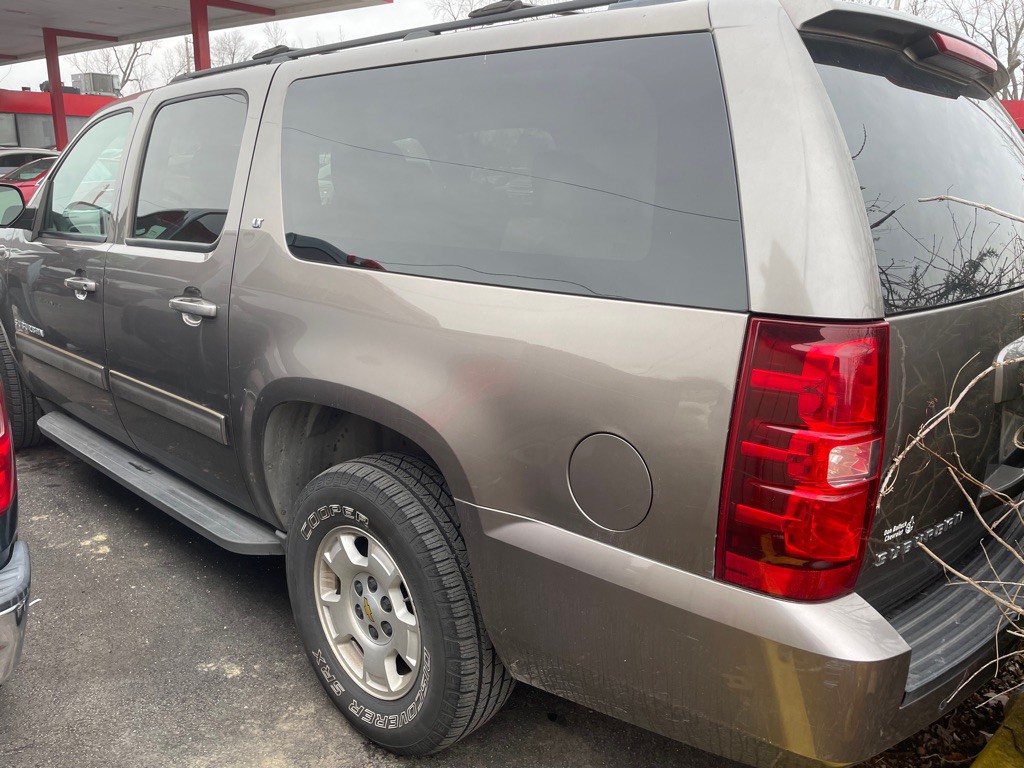2011 Chevrolet Suburban Image 4