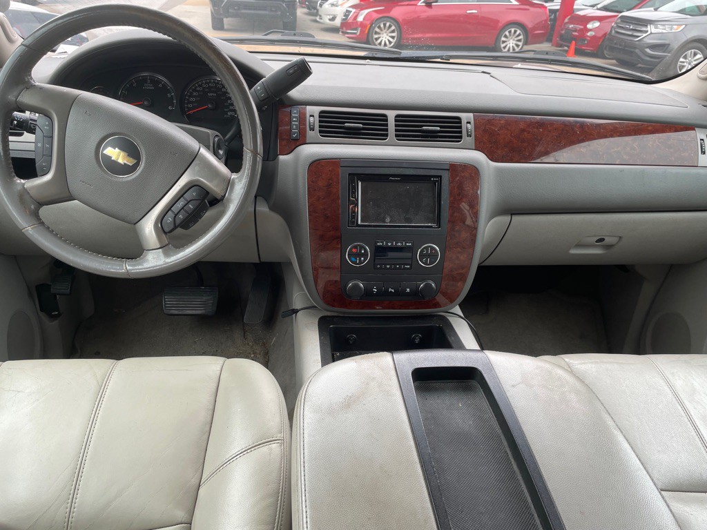 2011 Chevrolet Suburban Image 6