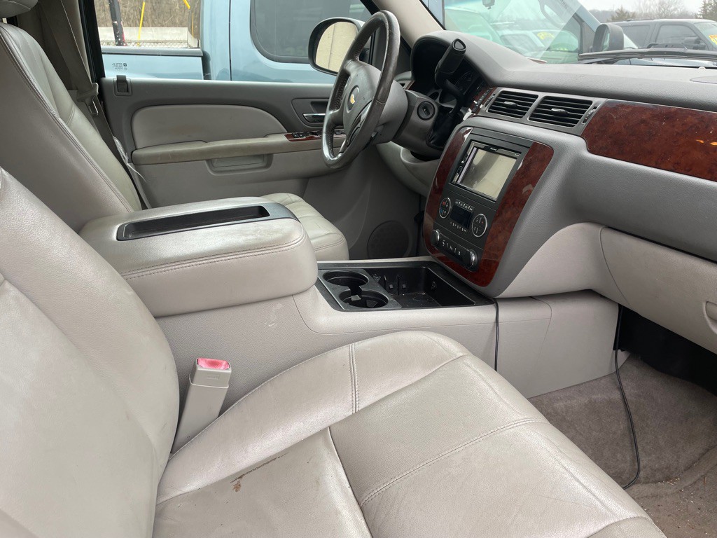 2011 Chevrolet Suburban Image 7