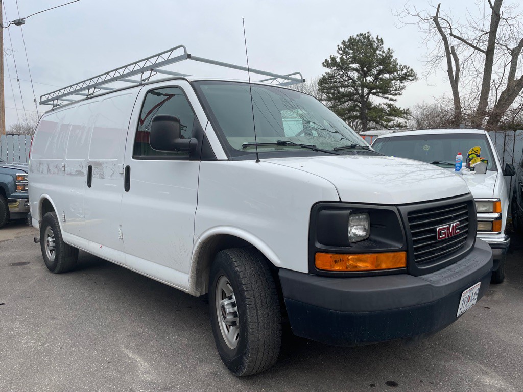 2016 GMC Savana Image 2