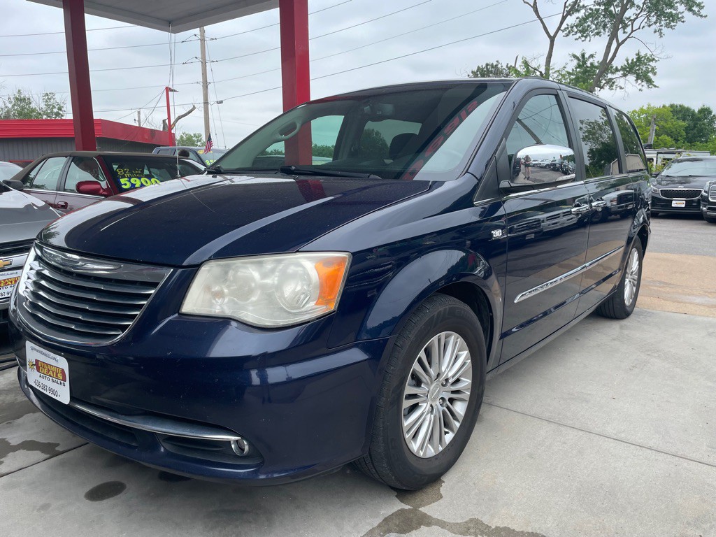 2014 Chrysler Town & Country Image 2
