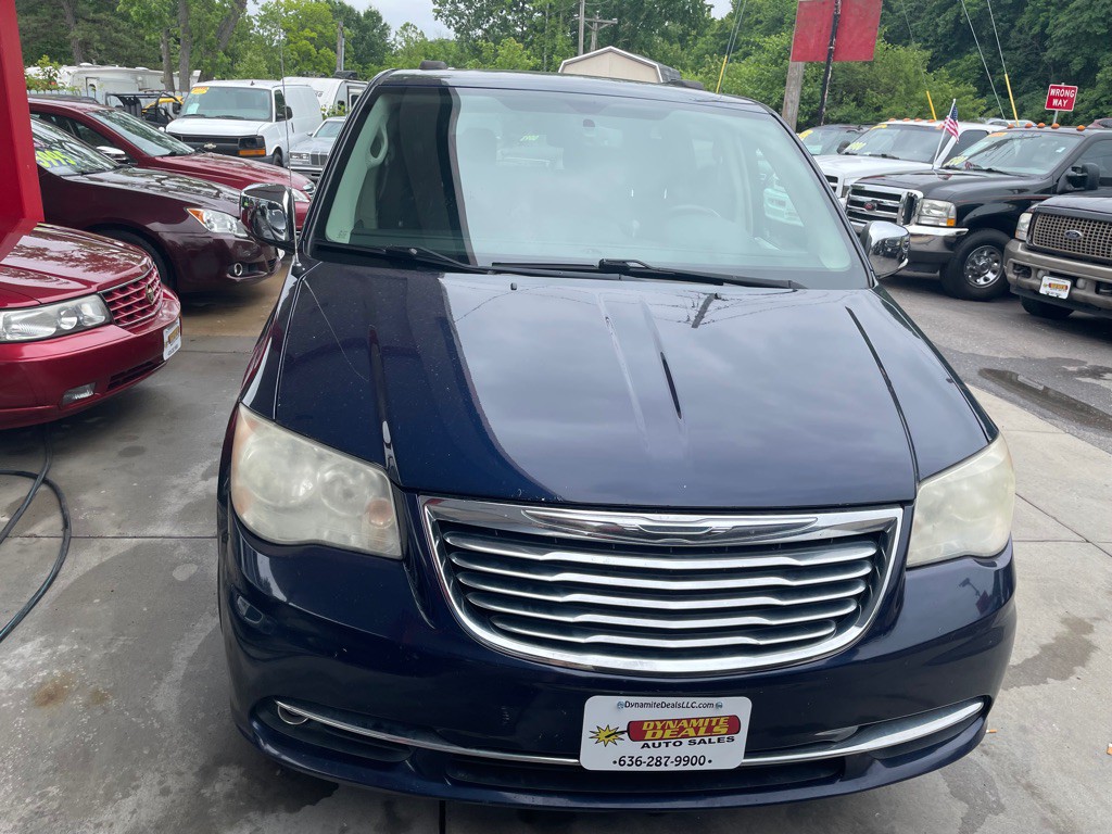 2014 Chrysler Town & Country Image 3