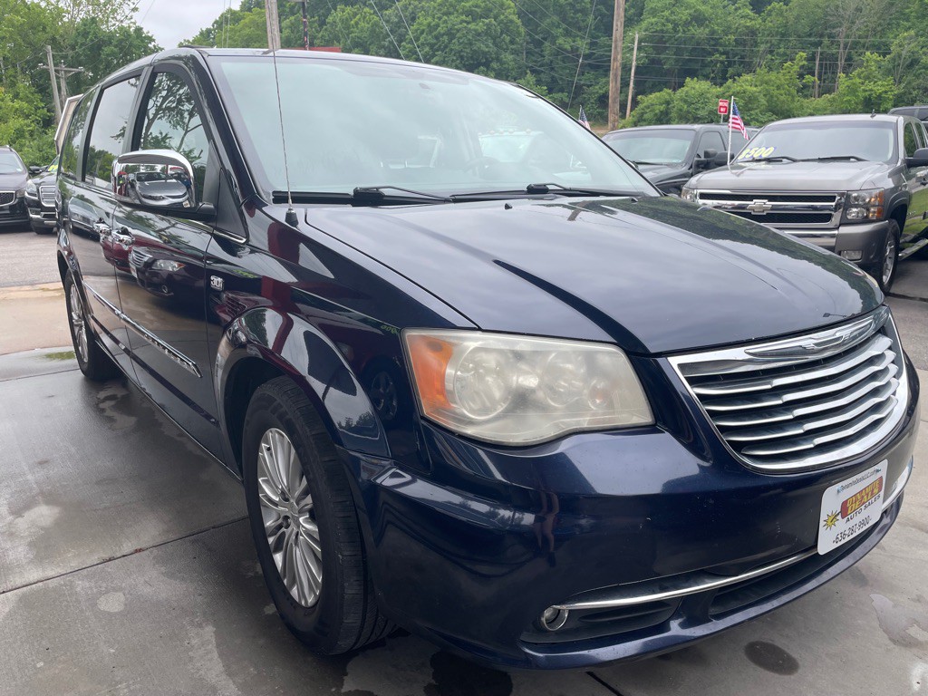 2014 Chrysler Town & Country Image 4