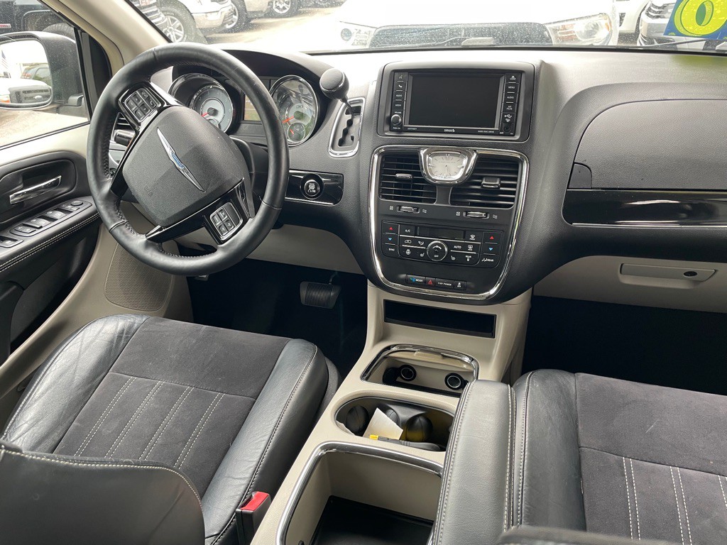 2014 Chrysler Town & Country Image 8