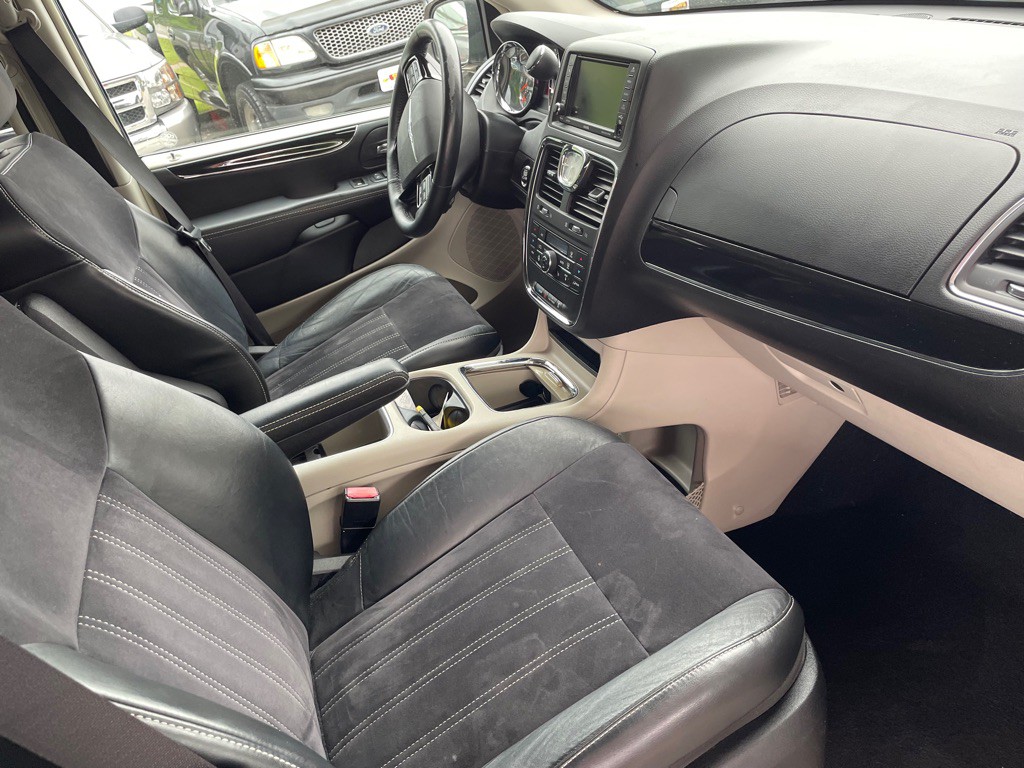 2014 Chrysler Town & Country Image 9