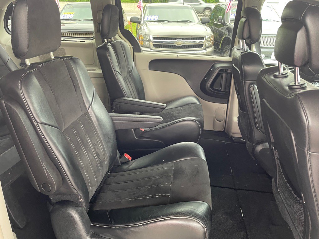 2014 Chrysler Town & Country Image 10
