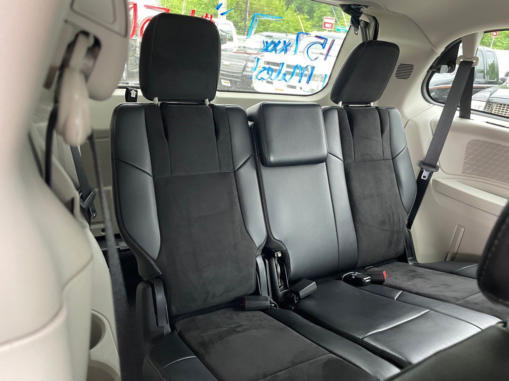 2014 Chrysler Town & Country Image 11