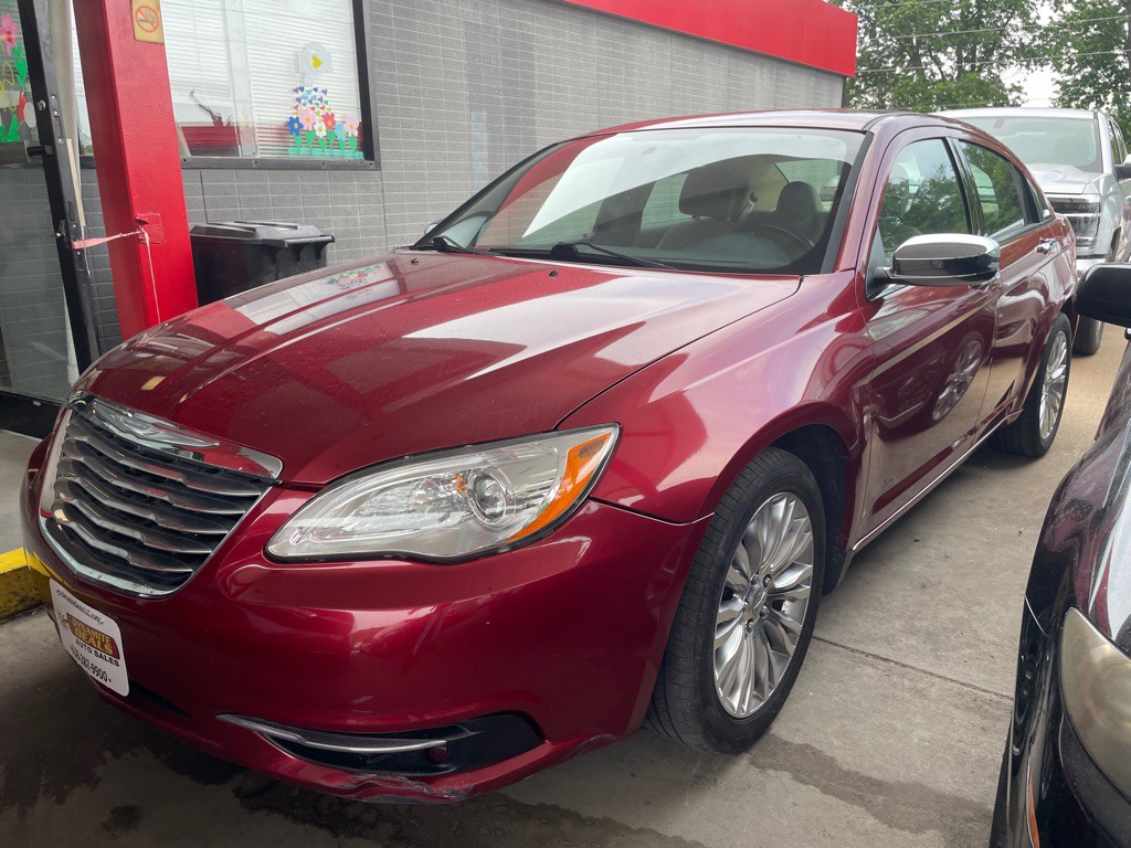 2011 Chrysler 200 Image 1