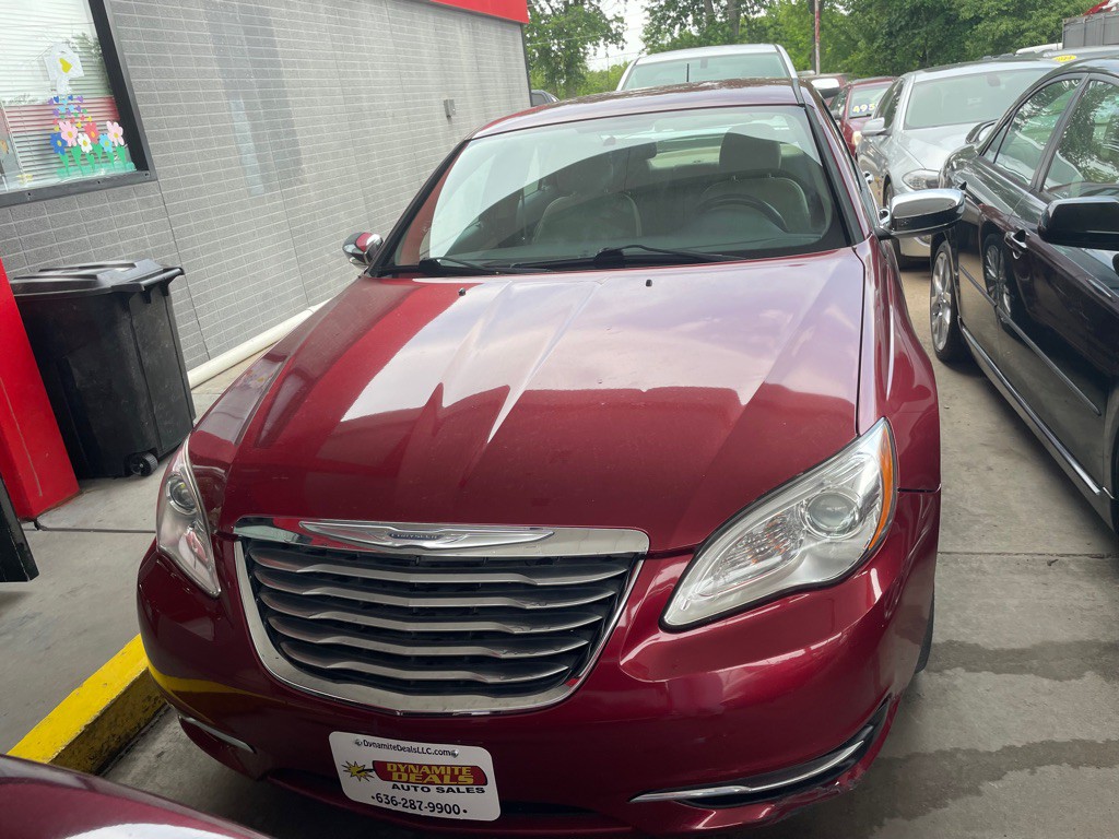 2011 Chrysler 200 Image 2