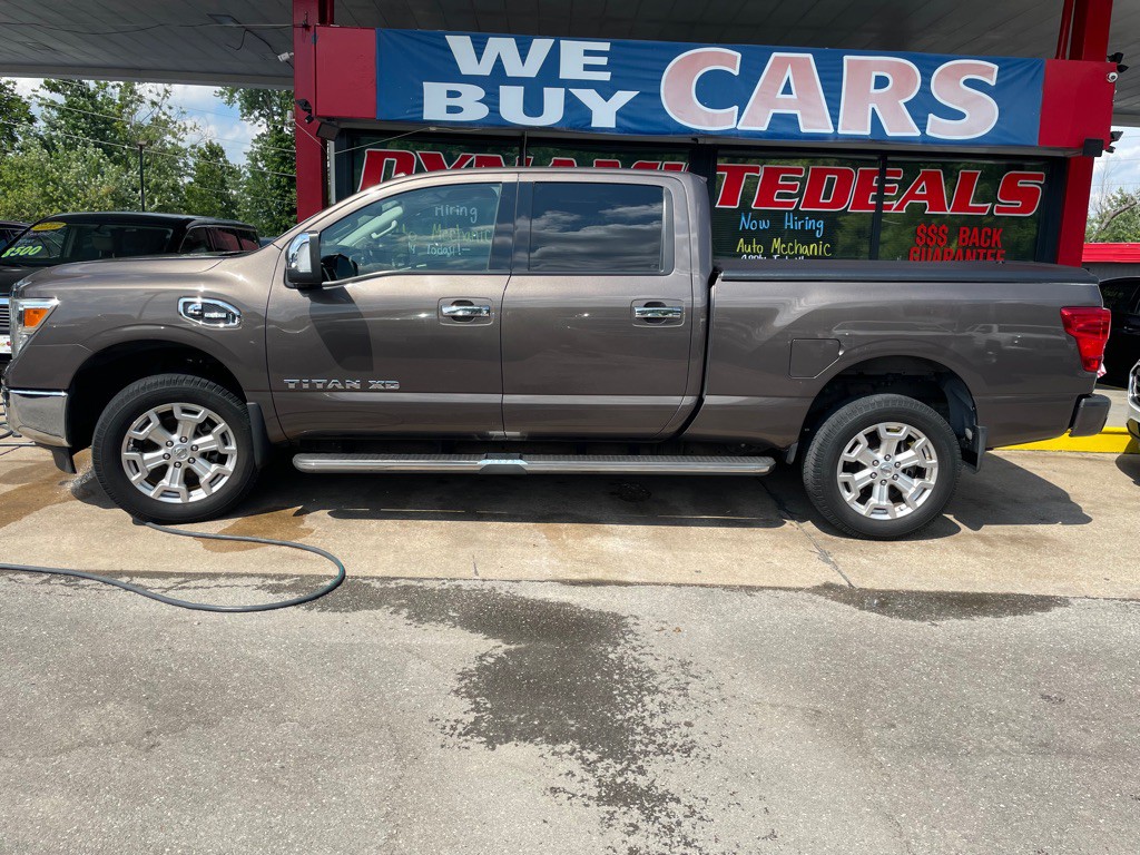 2017 Nissan Titan Image 1