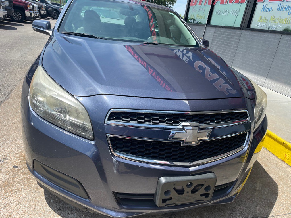 2013 Chevrolet Malibu Image 2