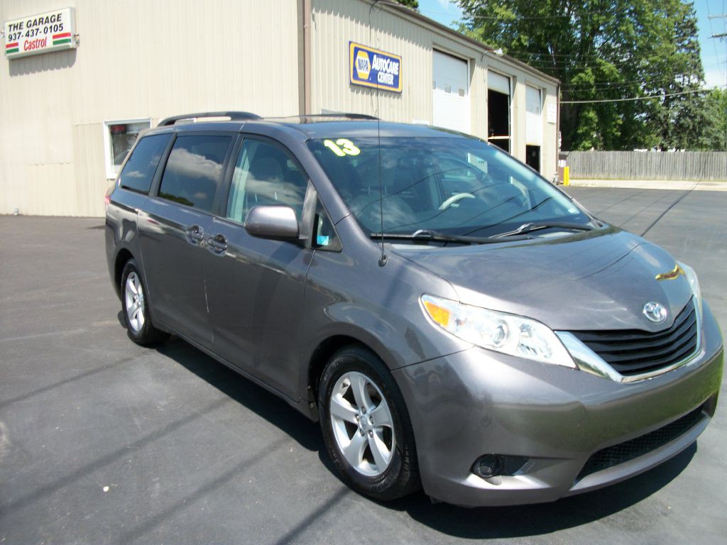 2013 Toyota Sienna Image 2
