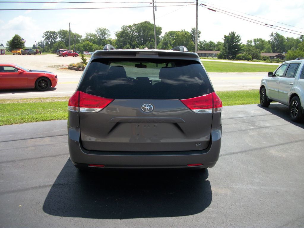 2013 Toyota Sienna Image 3