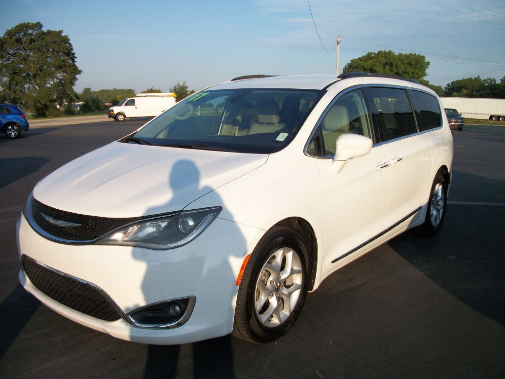 2017 Chrysler Pacifica Image 1