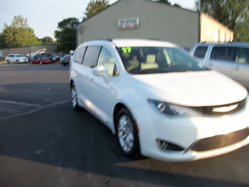 2017 Chrysler Pacifica Image 2