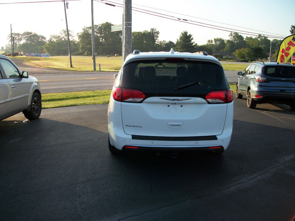 2017 Chrysler Pacifica Image 3