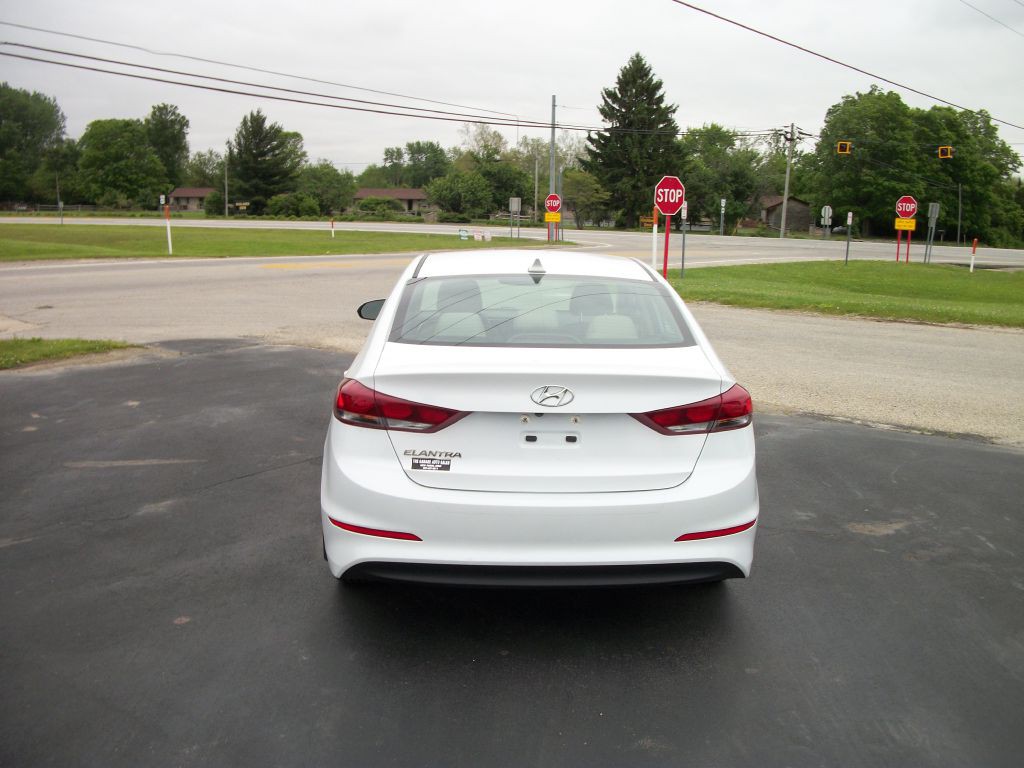 2018 Hyundai Elantra Image 3