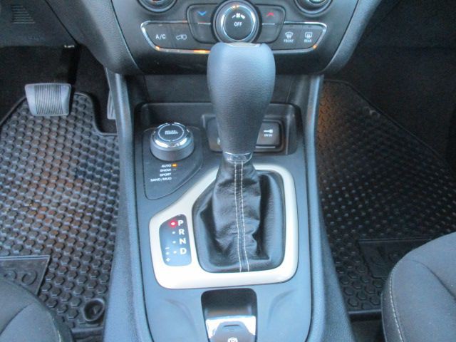 2016 Jeep Cherokee Image 11