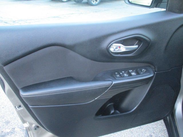 2016 Jeep Cherokee Image 16