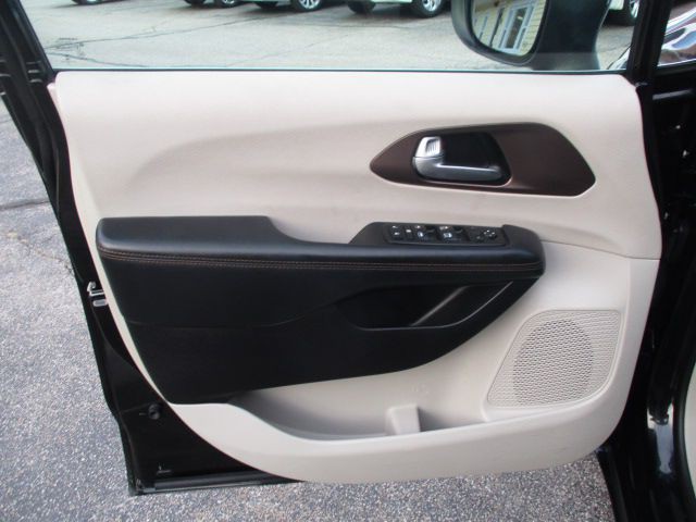 2017 Chrysler Pacifica Image 16