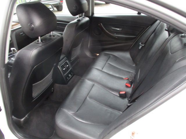 2016 BMW 3 Series Image 17