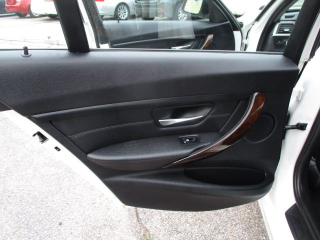 2016 BMW 3 Series Image 18