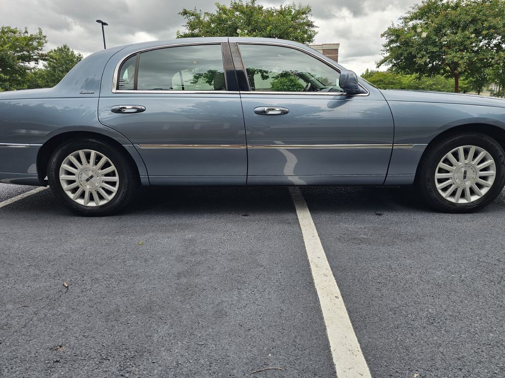 2003 Lincoln Town Car Image 8