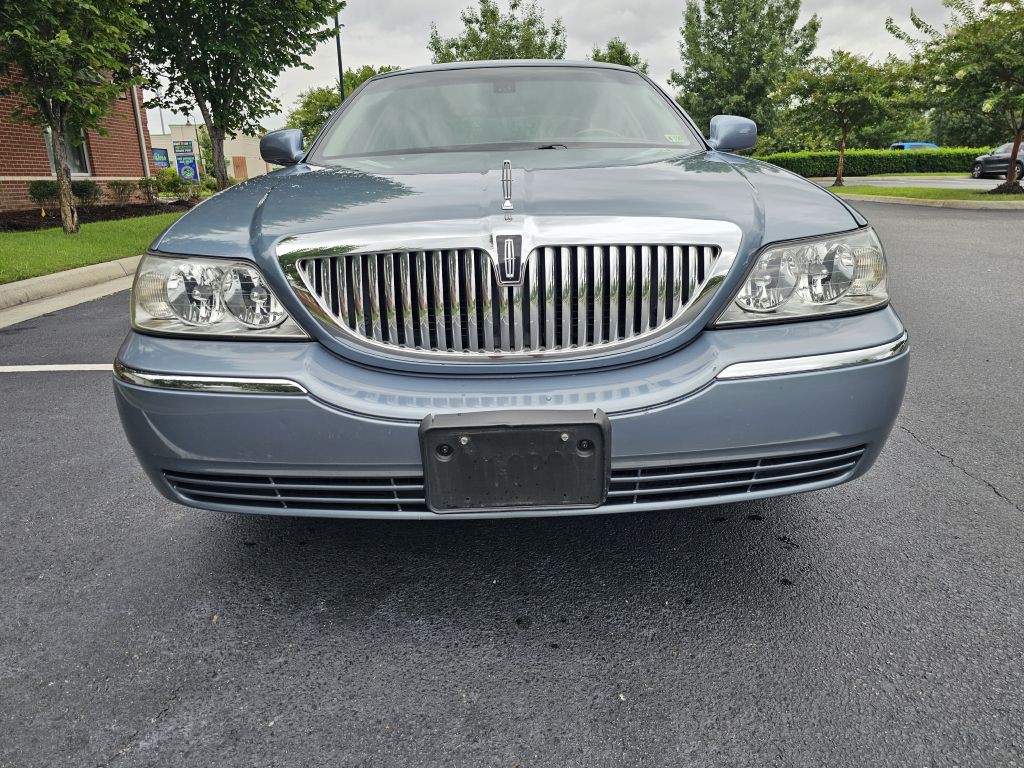 2003 Lincoln Town Car Image 10