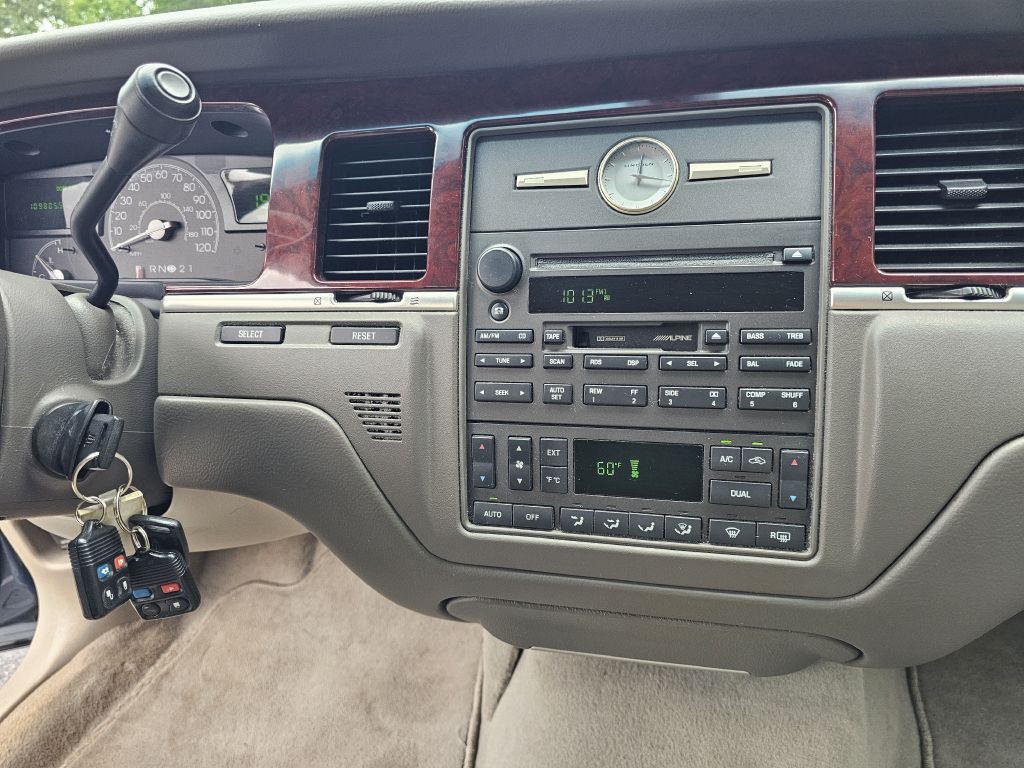 2003 Lincoln Town Car Image 19