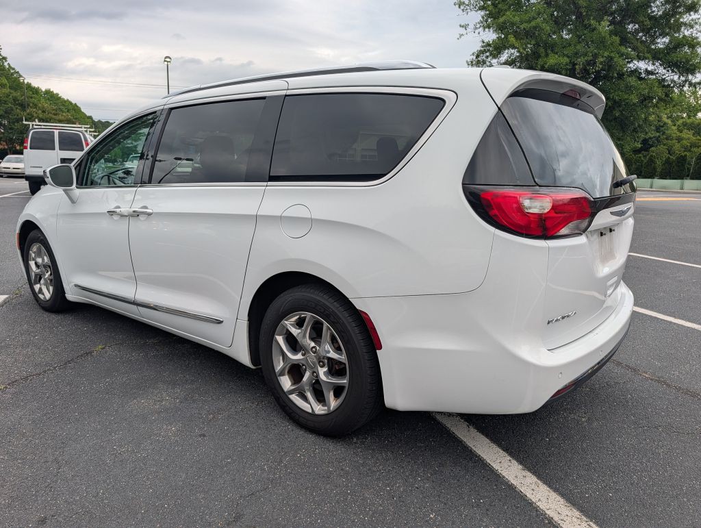 2018 Chrysler Pacifica Image 3