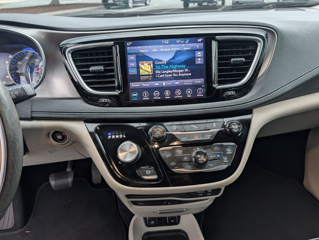 2018 Chrysler Pacifica Image 16